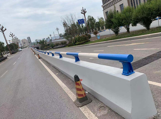 重庆渝北区同秋立交混凝土防撞墙翻新