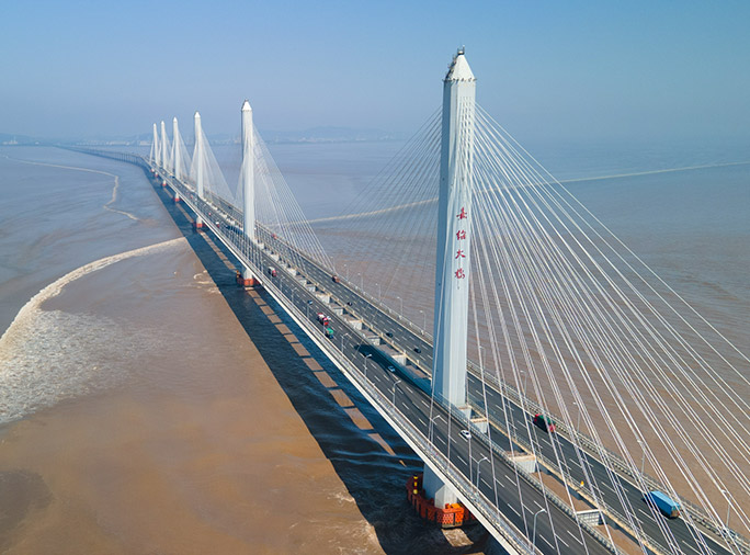 浙江嘉绍大桥主塔外表面缺陷修复及整体涂装