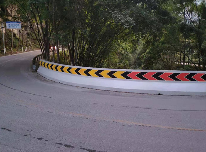 重庆市黔江区S523谭家桥及X891香山市小桥桥梁防撞墙涂装